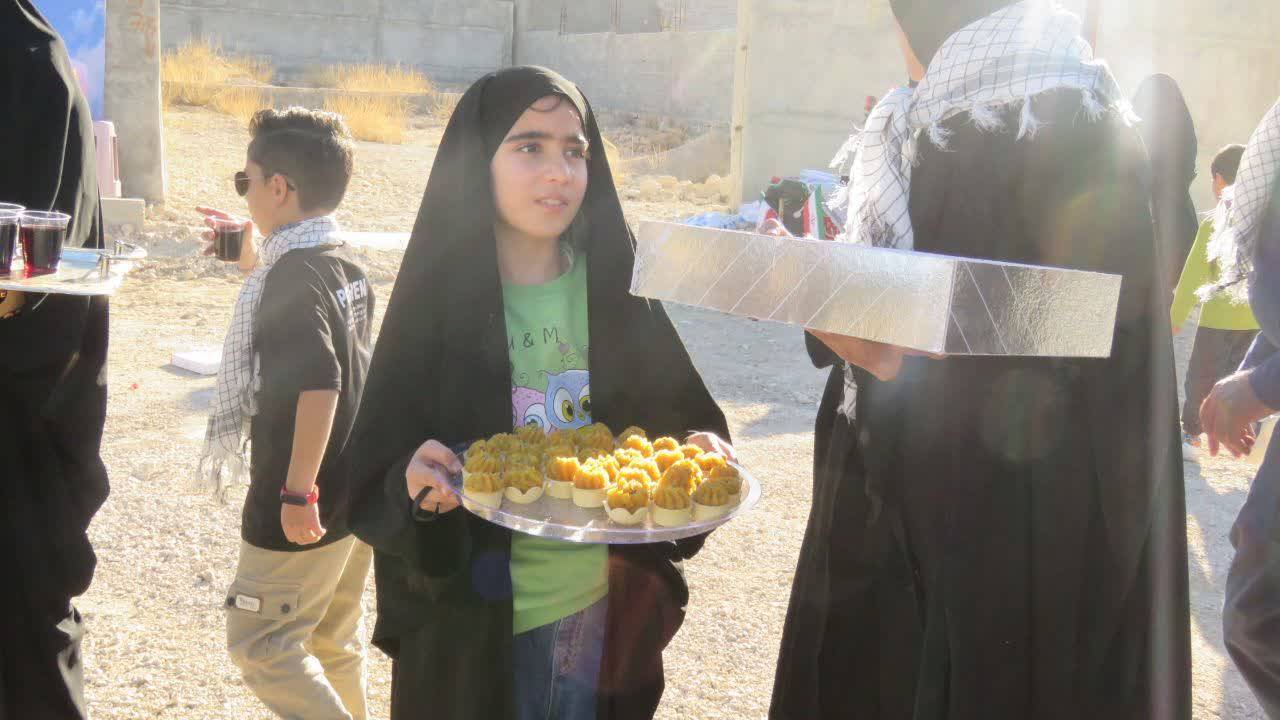 پذیرایی مردم روستای آشنا در مراسم تشییع شهید گمنام