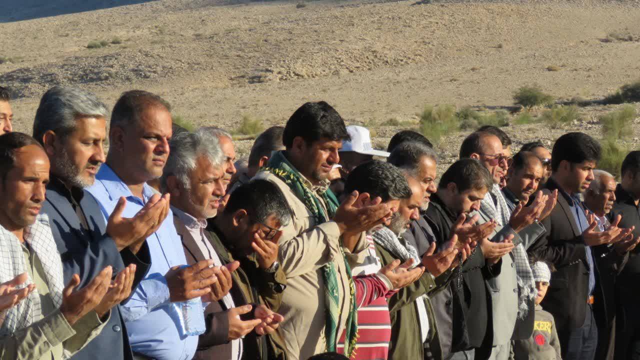 اجتماع مردم روستای آشنا در مراسم تشییع شهید گمنام