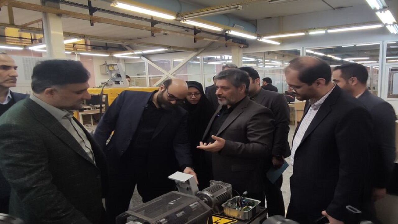 معاون علمی رئیس جمهور از خط تولید یک شرکت دانش بنیان در مشهد دیدن کرد