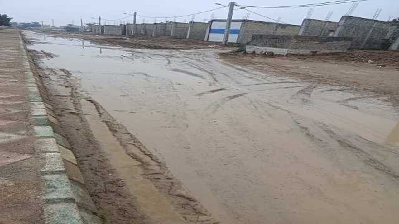 کلافگی شهروندان از معابر بدون آسفالت در ۲۰ متری دوم فرهنگیان سرخس + فیلم