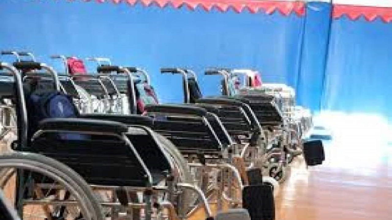 ۲۰ دستگاه ویلچر بین معلولین ایرانشهری اهدا شد