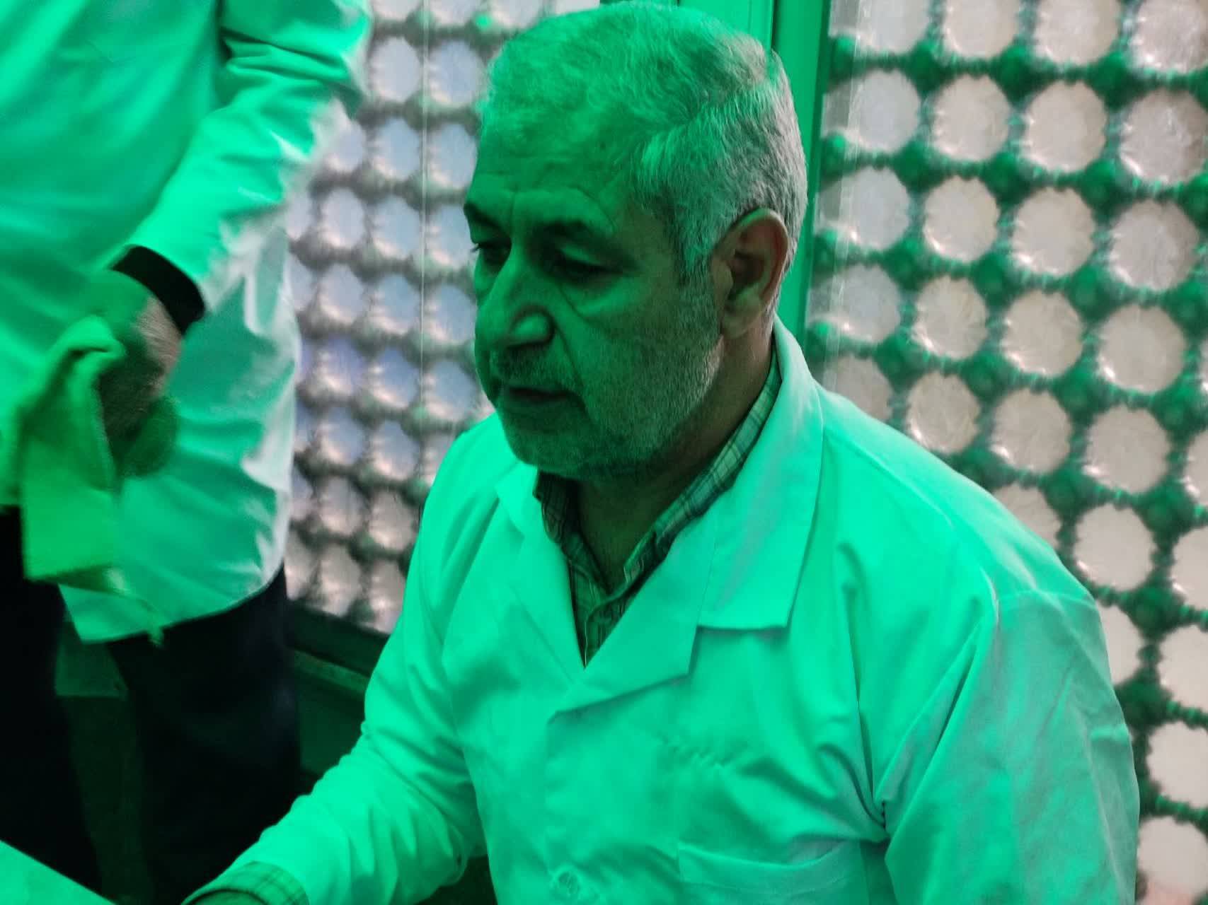 نمایی از غبارروبی و عطر افشانی در آستان مقدس امامزاده اسماعیل(ع)
