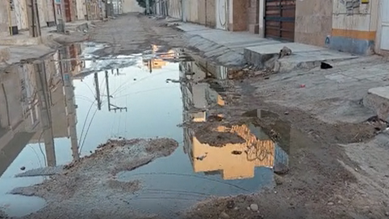 نیمه کاره رها شدن بهسازی معابر بعد از اجرای اصلاح شبکه آب در شهرک دانشگاه اهواز + فیلم