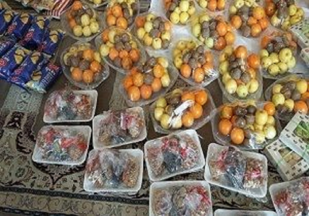 اهدای بسته های شب یلدا به خانواده های نیازمند در اصفهان