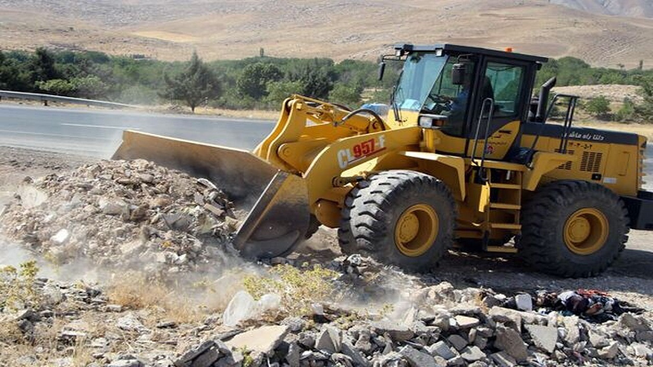 جمع آوری بیش از ۳ هزار تن نخاله از حریم راه‌های استان اردبیل
