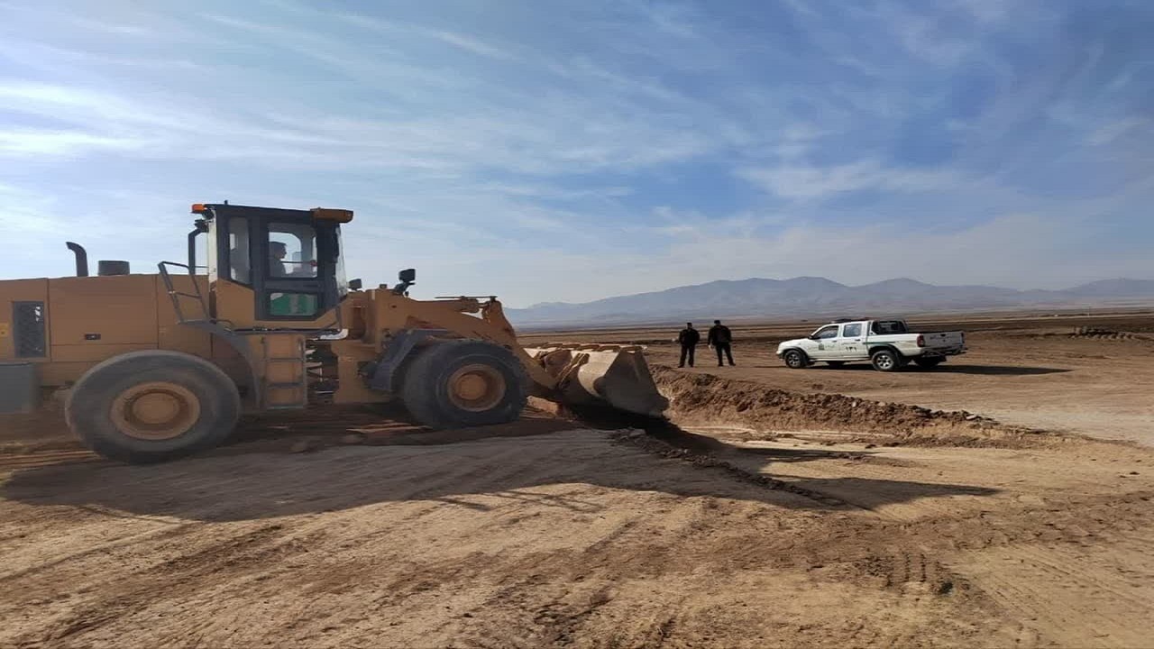 تخریب یک بنای غیرمجاز در تاکستان