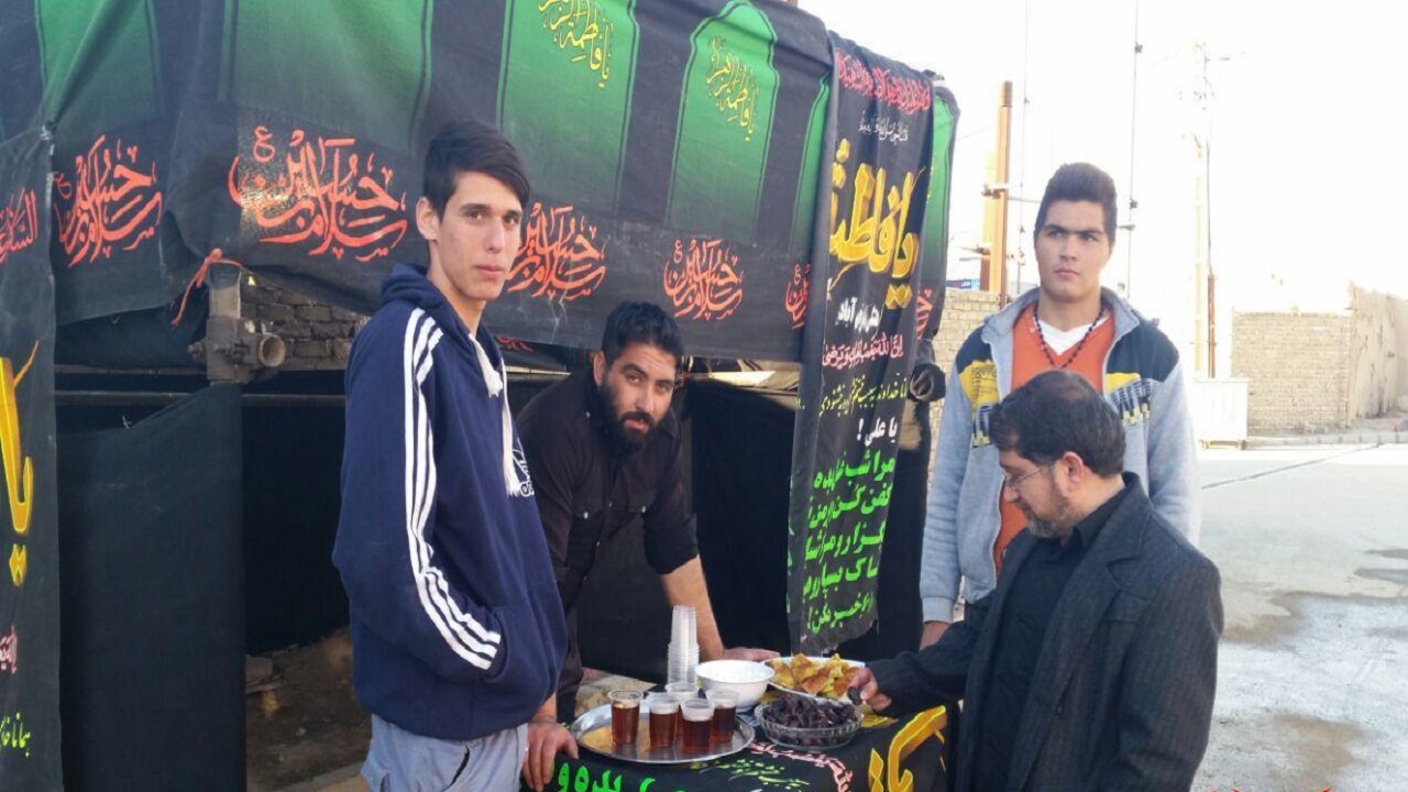 پذیرایی از سوگواران فاطمی با برپایی ایستگاه صلواتی در قائمشهر + فیلم