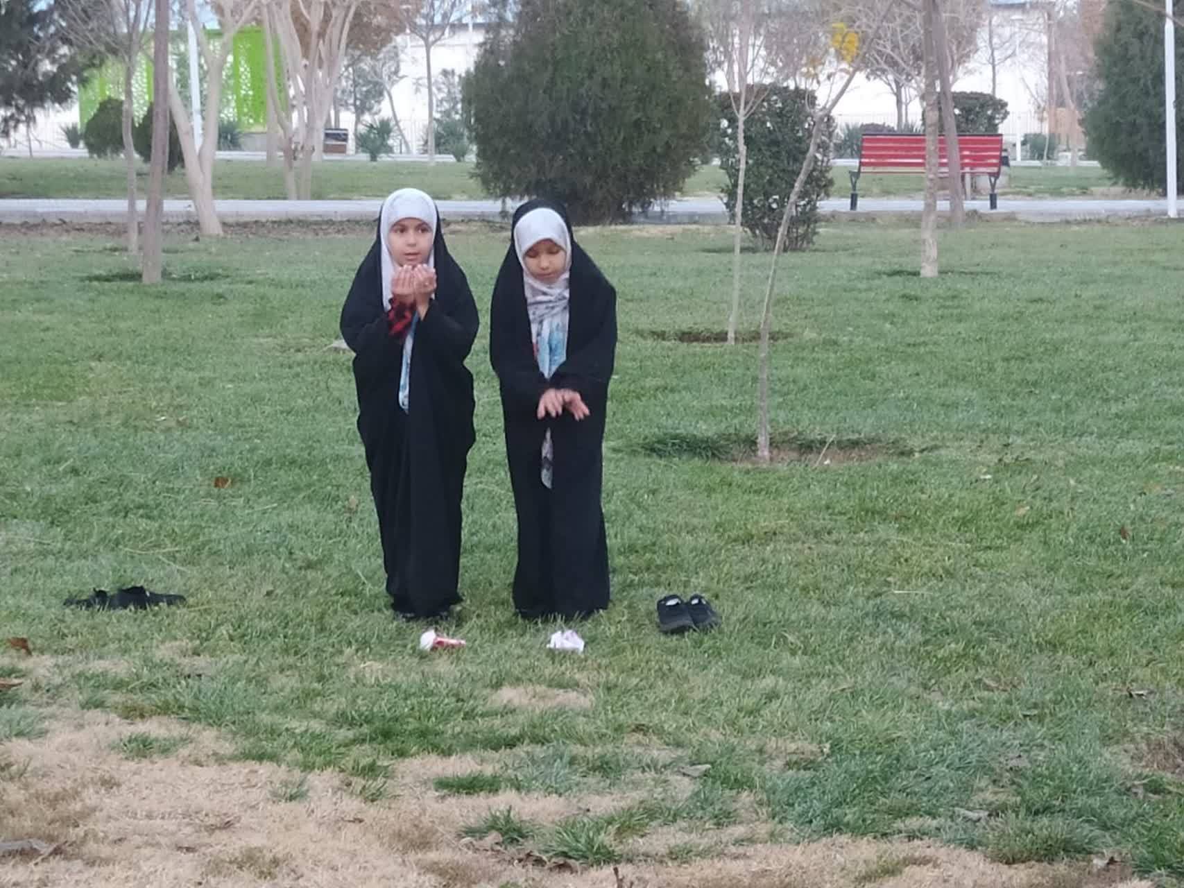 نماز خواندن دختران