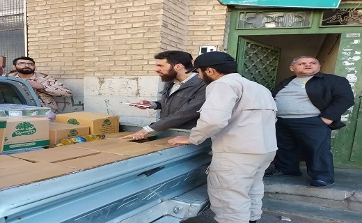 اهدای بسته های معیشتی در آستانه شب یلدا