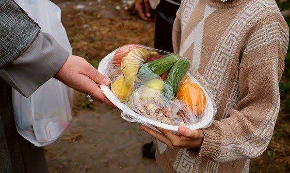توزیع ۱۲۰۰ بسته یلدایی در شمال غرب شیراز 