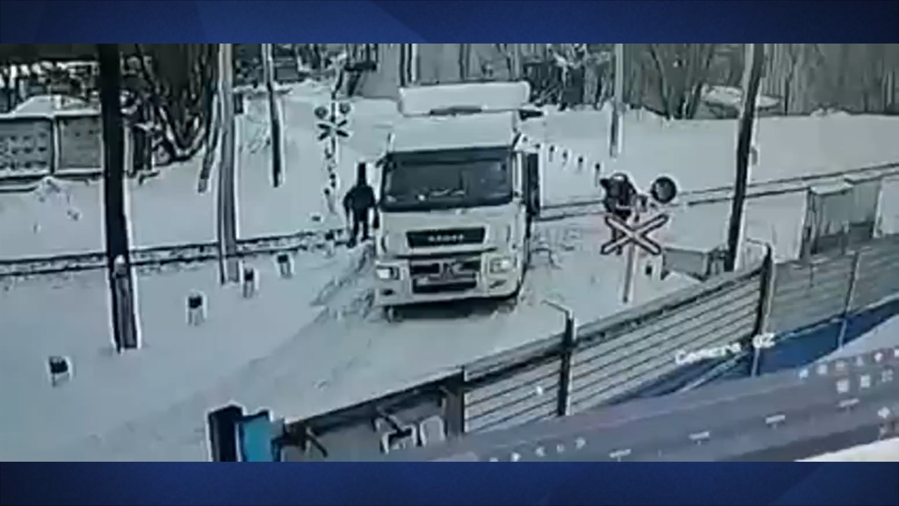 فرار به موقع راننده از حادثه تصادف + فیلم