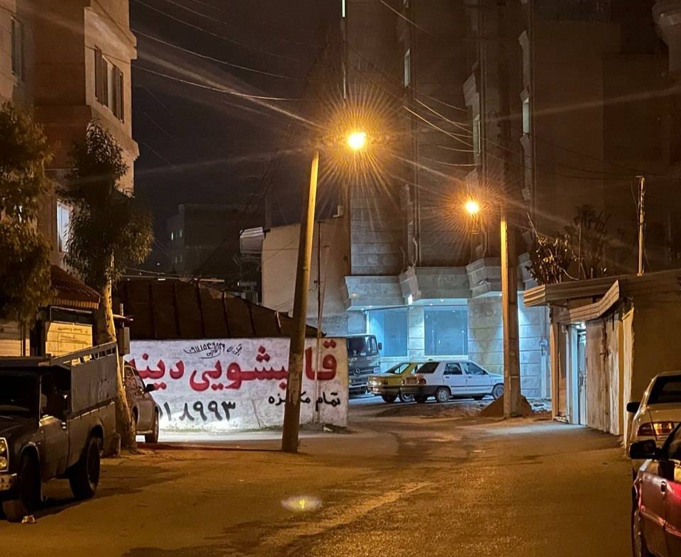 تیر چراغ برق در وسط کوچه