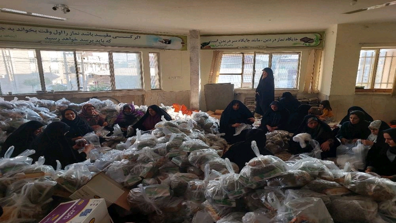 توزیع ۳۲٠٠ بسته یلدایی در گنبدکاووس
