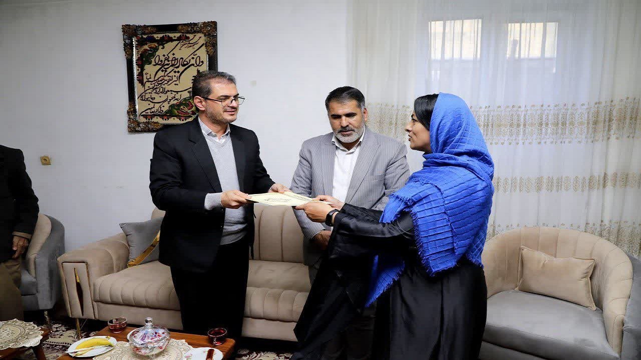 تجلیل استاندار کردستان از بانوی رکورد دار گینس