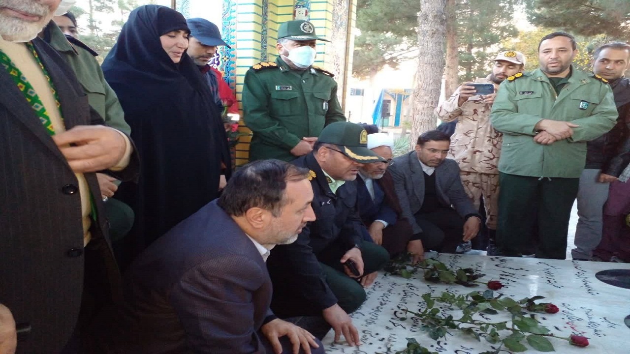 گلزار شهدای بهشت فضل نیشابور همزمان با هفته بسیج گلباران شد + فیلم و تصاویر