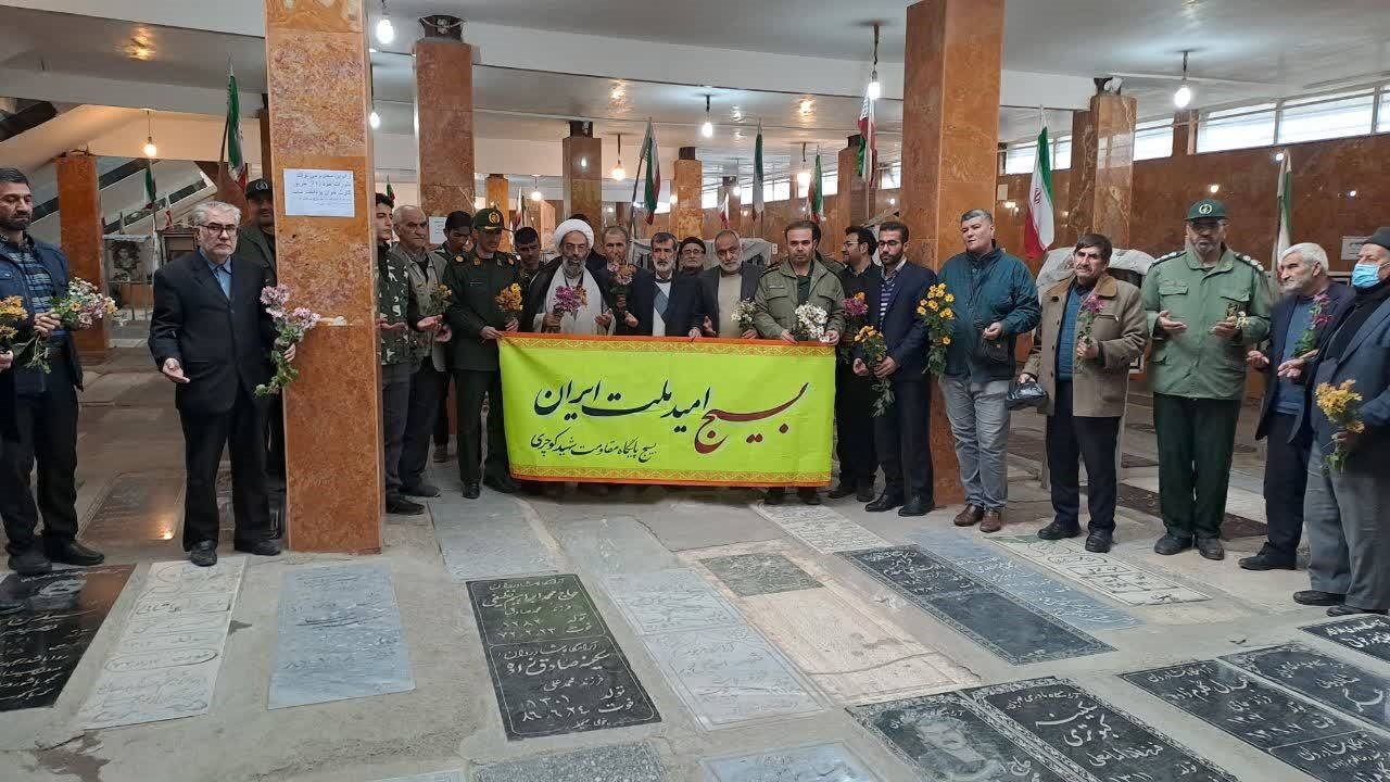 غبارروبی و عطرافشانی گلزار شهدا به مناسبت هفته بسیج در خوی + تصاویر