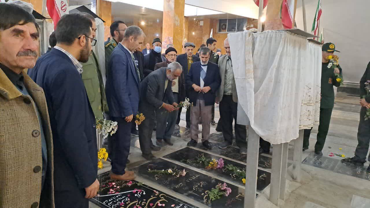 غبارروبی و عطرافشانی گلزار شهدا