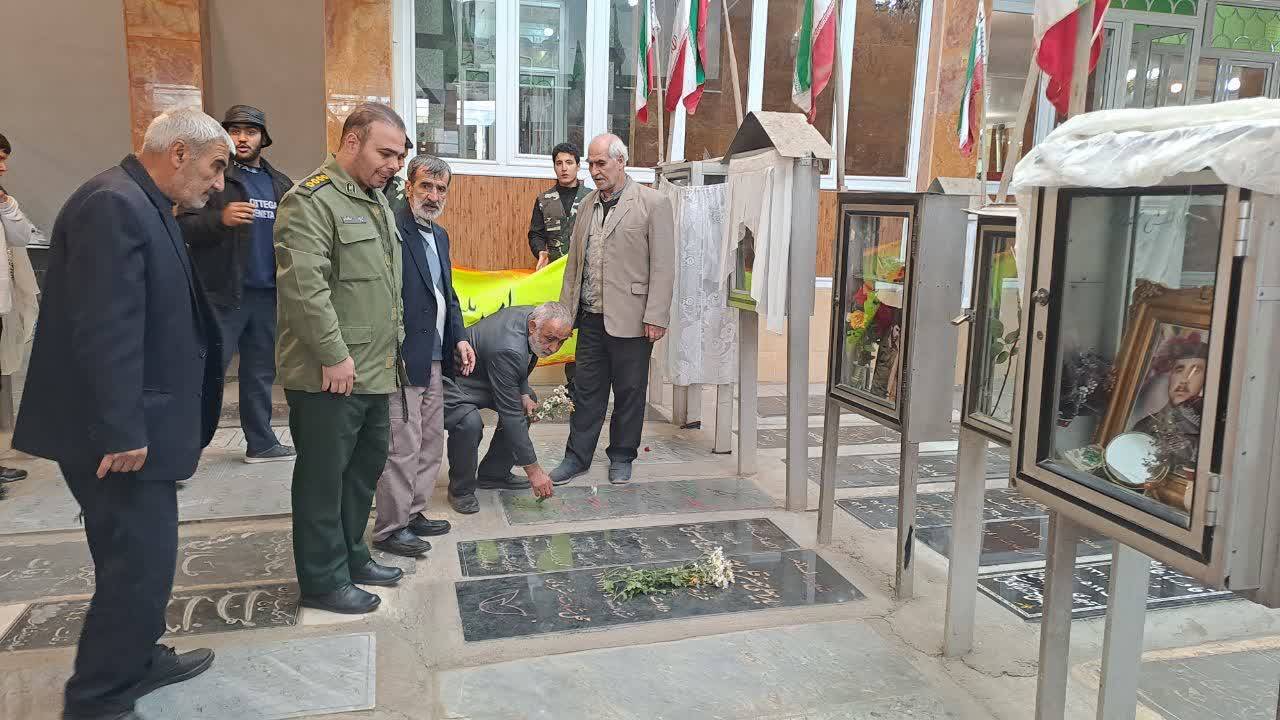 گل آرایی مزار شهدا در هفته بسیج