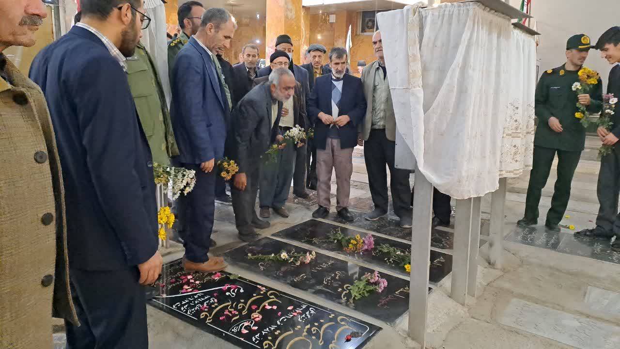 غبارروبی و عطرافشانی گلزار شهدا همزمان با هفته بسیج