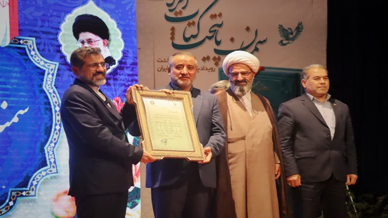 اعطای نشان پایتخت کتاب ایران به سمنان