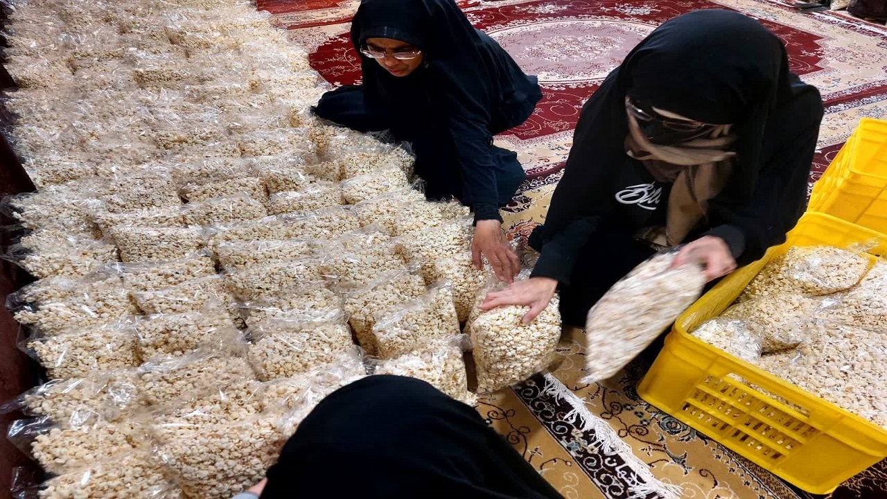 توزیع ۲ هزار بسته معیشتی یلدای مهدوی در خمینی شهر