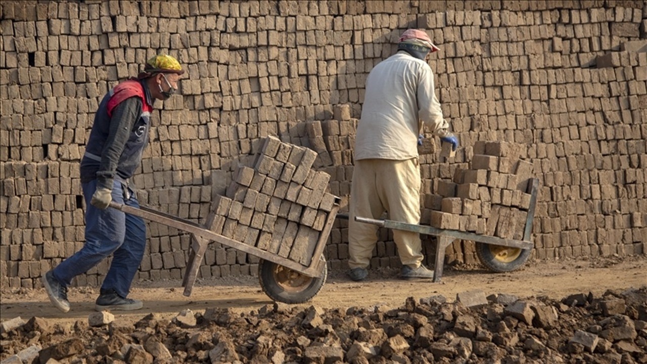 بکارگیری اتباع فاقد مجوز تخلف محسوب می شود