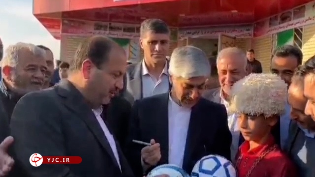 امضای یادگاری وزیر ورزش روی توپ نوجوان گلستانی + فیلم