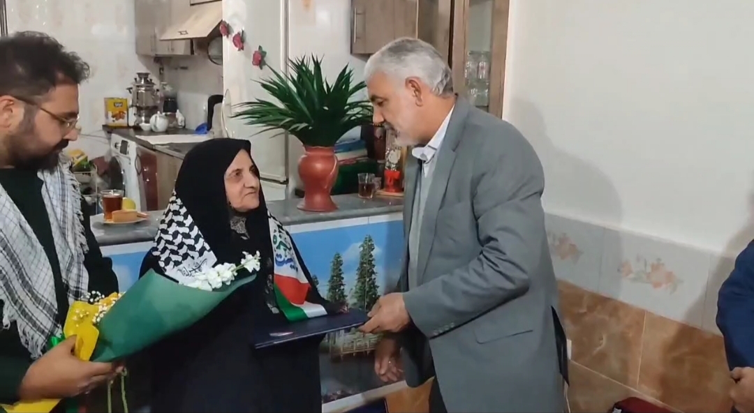 دیدار فرماندار بهارستان با خانواده شهدا و جانبازان در هفته بسیج + فیلم