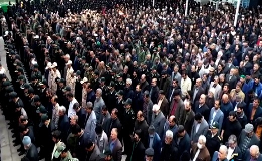 پیکر شهید ابراهیمی بر دوش مردم بیرجند
