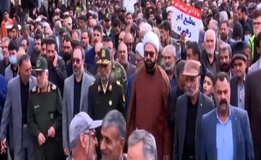 پیکر شهید ابراهیمی بر دستان مردم بیرجند + تصاویر