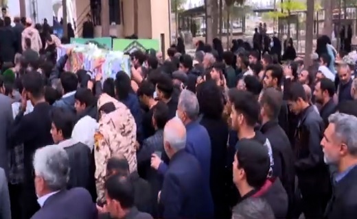 پیکر شهید ابراهیمی بر دستان مردم بیرجند + تصاویر