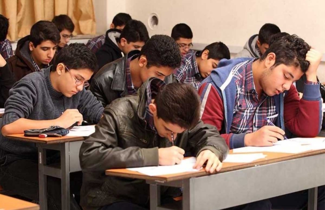 تخلیه دبیرستانی در آباده دانش آموزان را سردرگم کرد