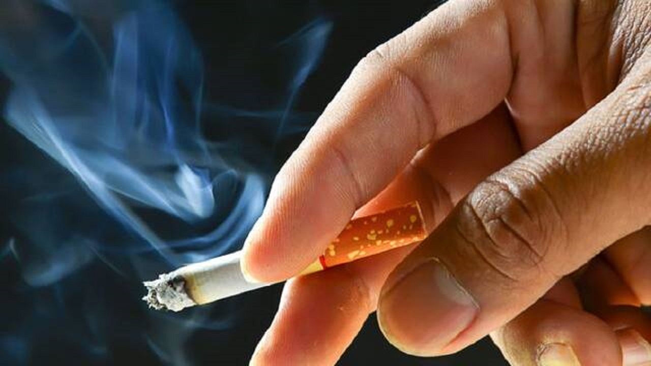 اطرافیان فرد سیگاری، در معرض خطر دود دخانیات قرار دارند