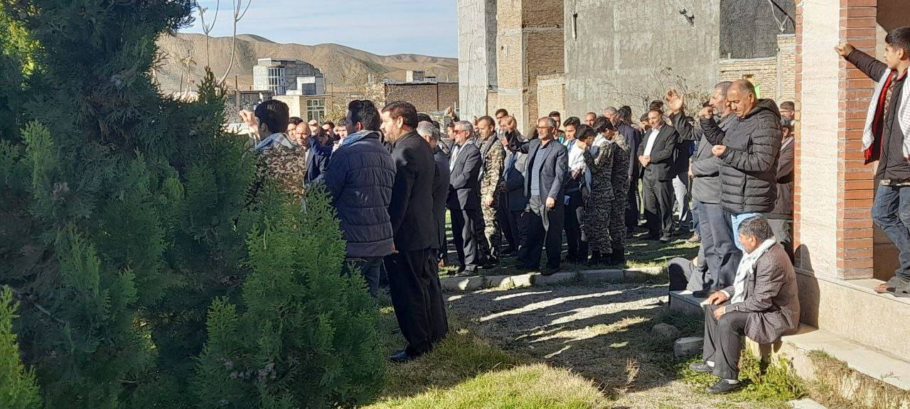 ادای احترام به شهدای دفاع مقدس همزمان با هفته بسیج ادای احترام به شهدای دفاع مقدس همزمان با هفته بسیج