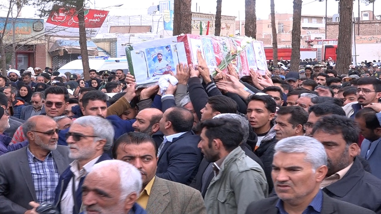 پیکر شهید ابراهیمی بر دستان مردم بیرجند + تصاویر