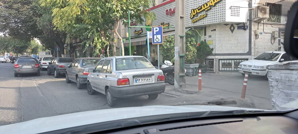 پارک خودروها در کنار خیابان پارک خودروها در کنار خیابان