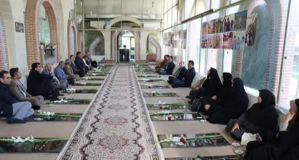 ️عطرافشانی مزار شهدای روستای هریکنده با حضور جمعی از دانشگاهیان + تصاویر