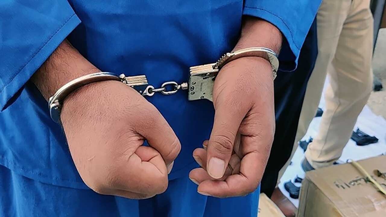 دستبند پلیس بر دستان سارقان به عنف موتورسیکلت در بندرعباس 