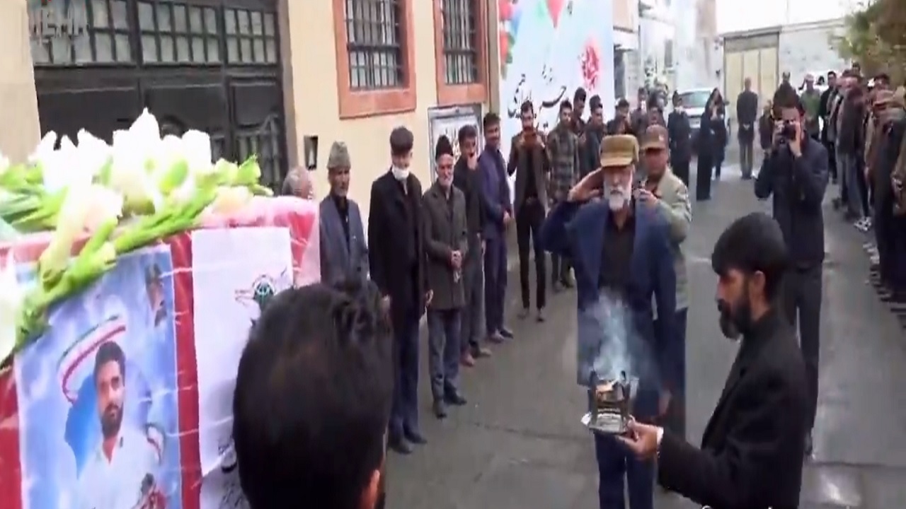 سلام نظامی پدر بر پیکر پسر شهیدش