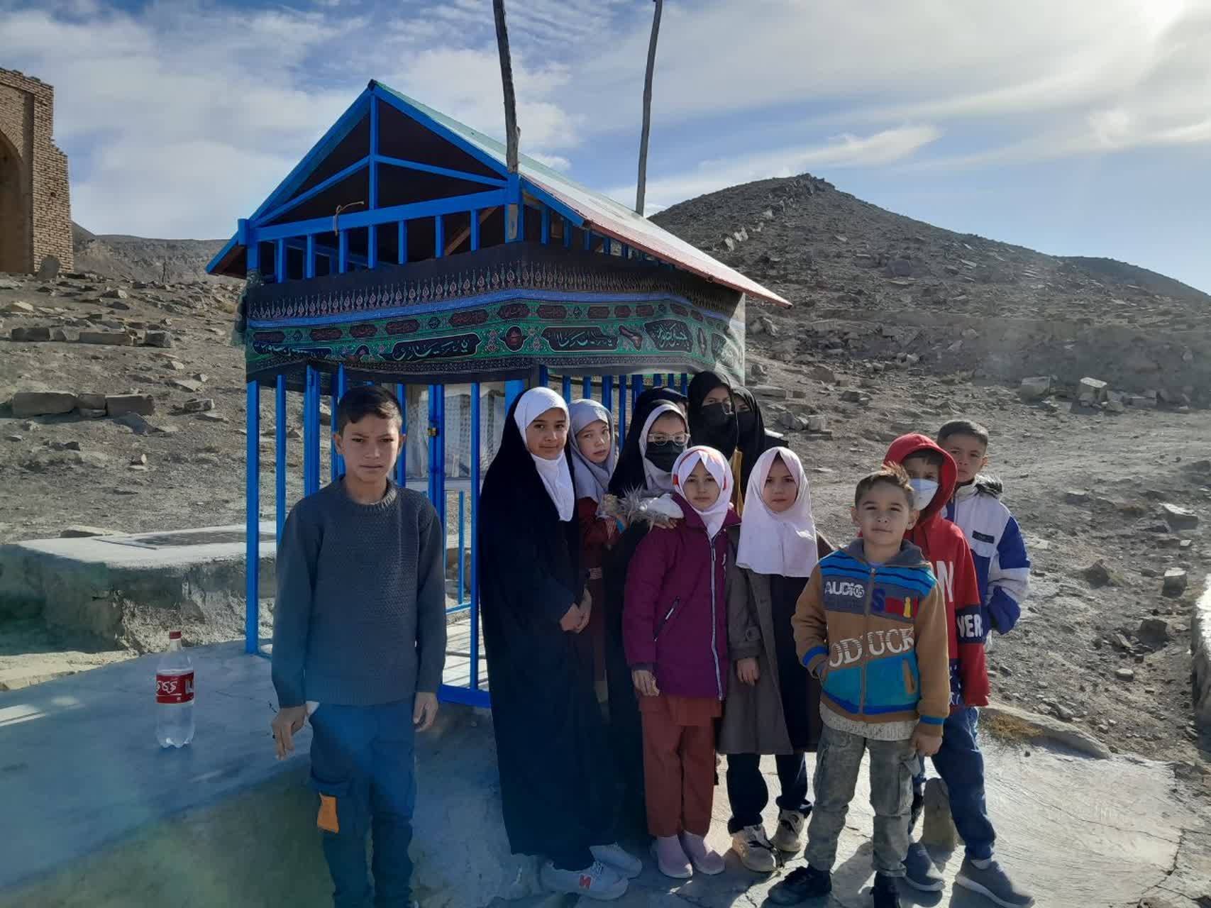 غبار روبی مزار شهدای روستای رزمگاه توسط دانش آموزان در هفته بسیج + تصاویر