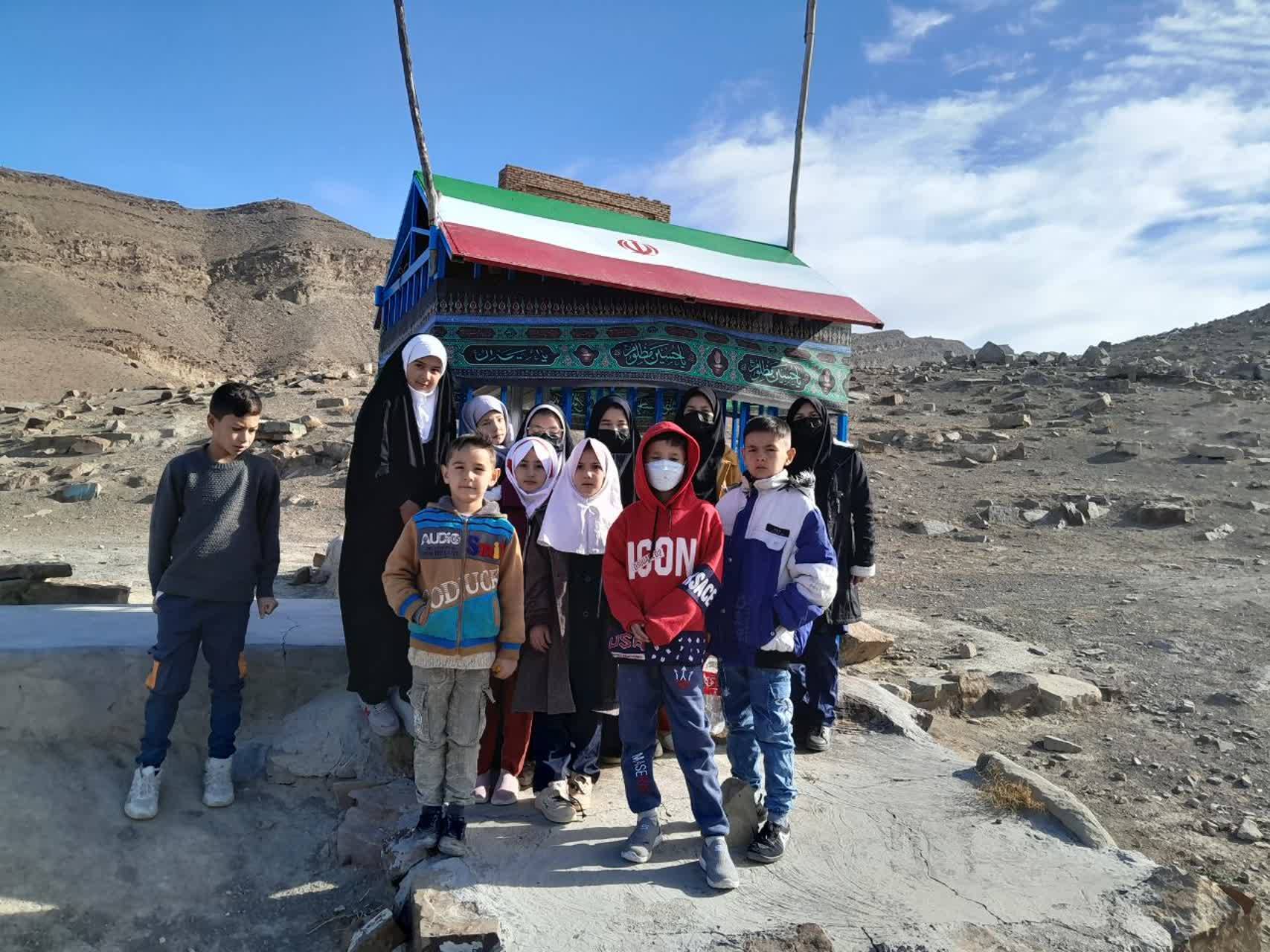 حضور دانش آموزان بر سر مزار شهدا