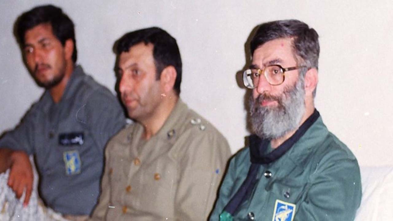 تصاویر دیده‌ نشده از حضور آیت‌الله خامنه‌ای در جبهه جنوب