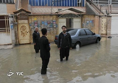 عبور مردم با چکمه از خیابان های اهواز