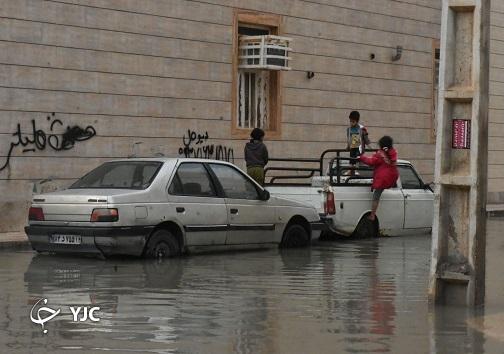 بازی کودکان در خیابان های آگرفته اهواز