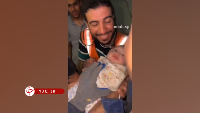 خوشحالی امدادگران پس از نجات یک نوزاد زنده از زیر آواره + فیلم