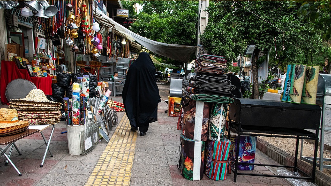 وقتی پیاده رو‌های خیابان فروردین کرج به تصرف دستفروشان درآمد + تصاویر