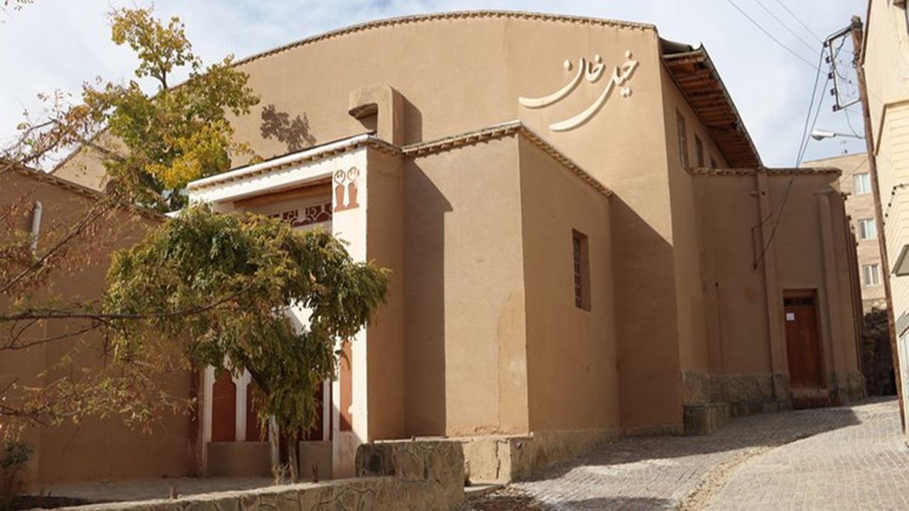 محور گردشگری خیل‌خان در مهدی‌شهر سنگ‌فرش شد