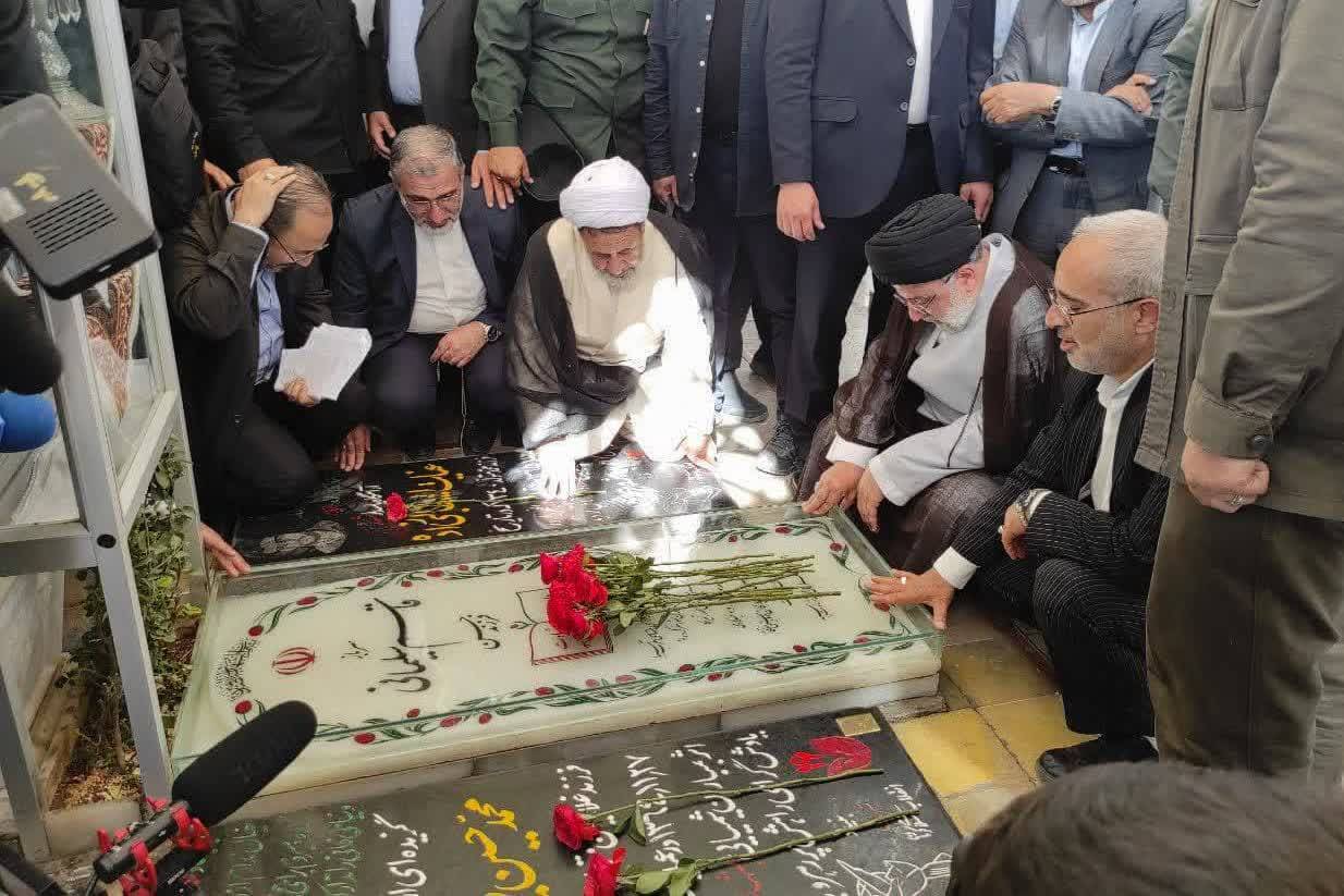 رئیس جمهور بر سر مزار شهید سلیمانی