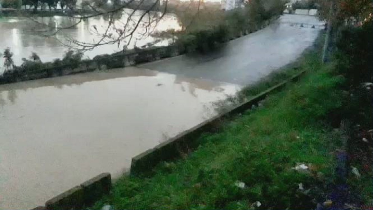 سرریز شدن آب رودخانه بابل رود به بازارچه سبزی فروشان بر اثر بارش باران + فیلم