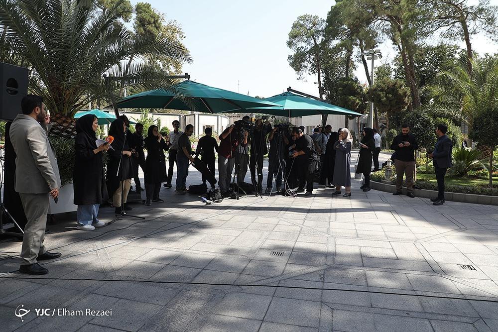 نمایی از خبرنگاران و وزرا در حیاط دولت
